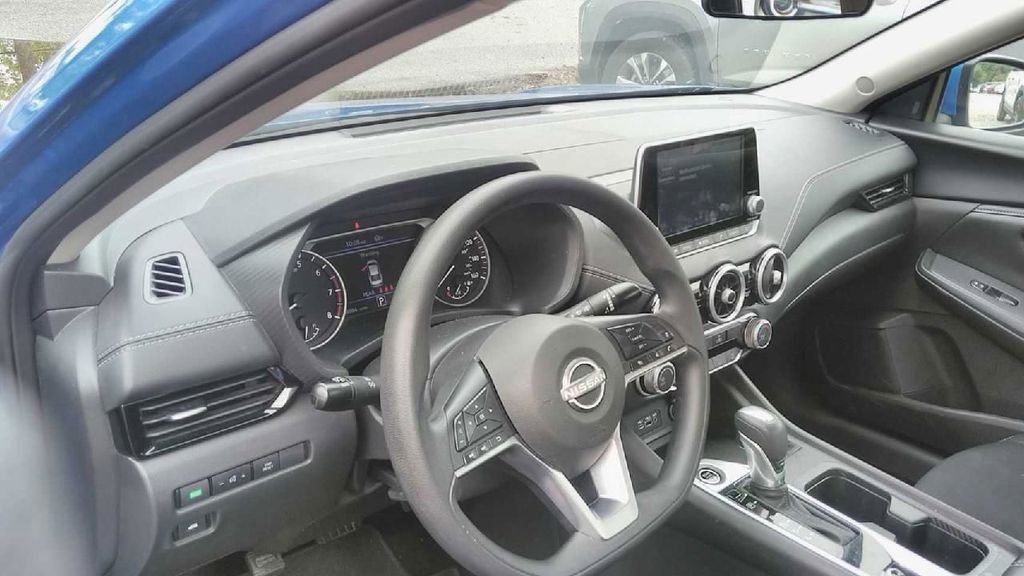 Used 2024 Nissan Sentra SV FWD image 2