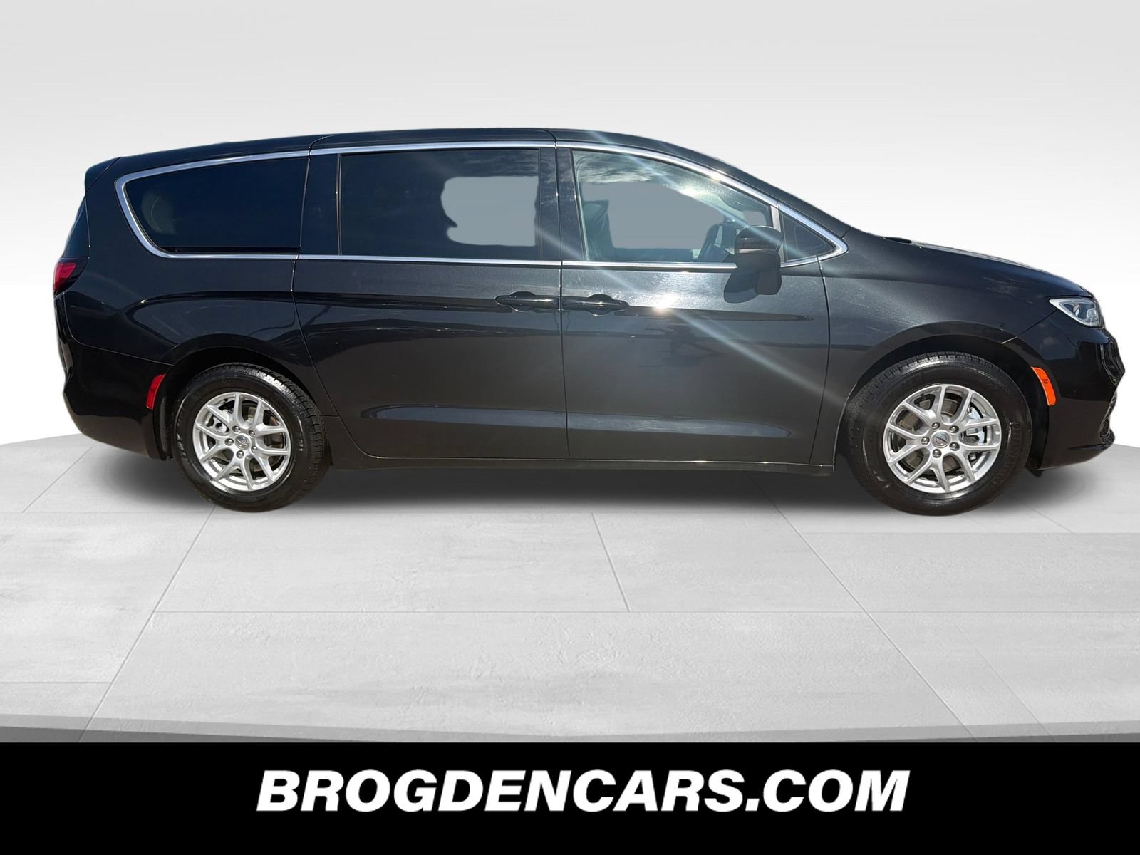 Used 2023 Chrysler Pacifica Touring-L FWD image 2