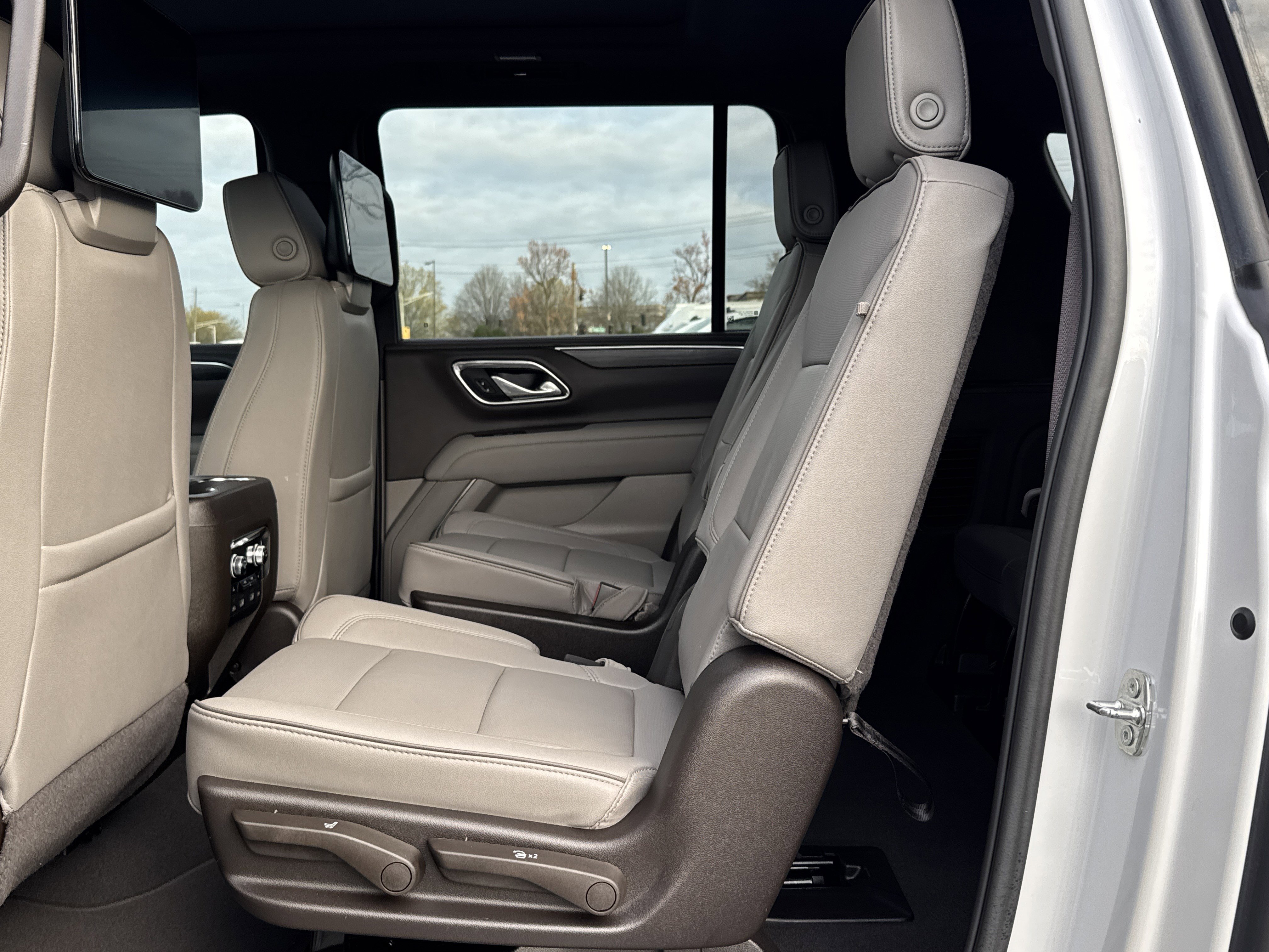 Used 2024 GMC Yukon XL SLT w/ SLT Luxury Package image 34