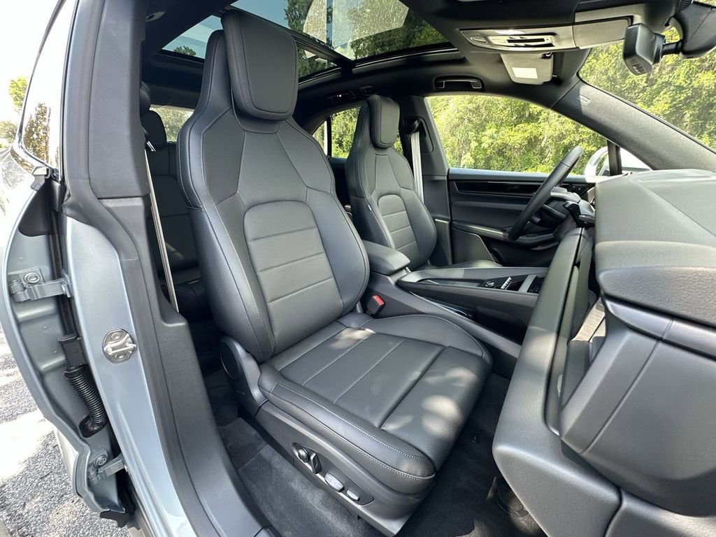 Certified 2025 Porsche Macan Electric image 29