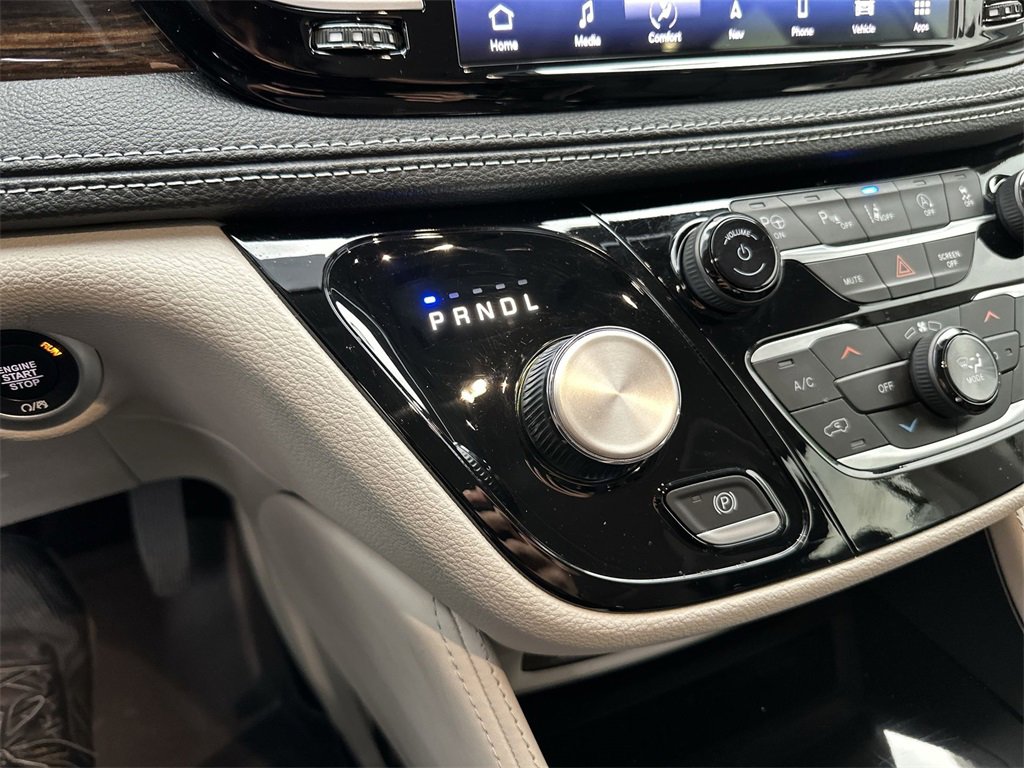 Used 2024 Chrysler Pacifica Limited w/ Uconnect Theater Family Group image 20