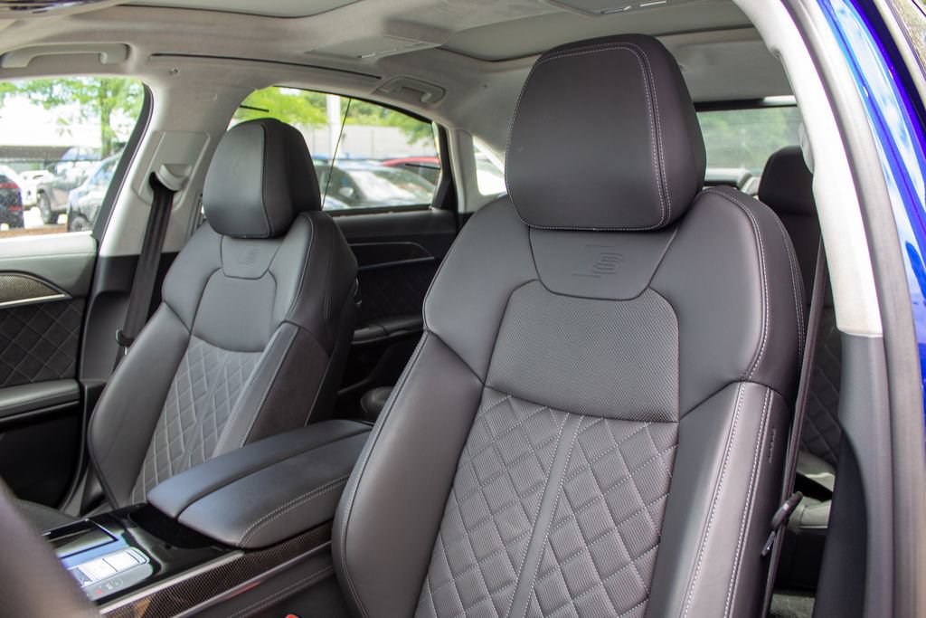 Used 2023 Audi S8 w/ S8 Comfort Plus Package AWD/4WD image 12