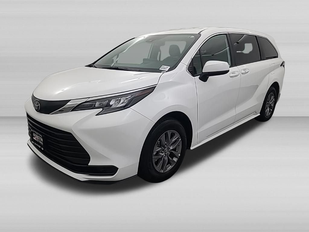 Used 2026 Toyota Sienna LE FWD image 9