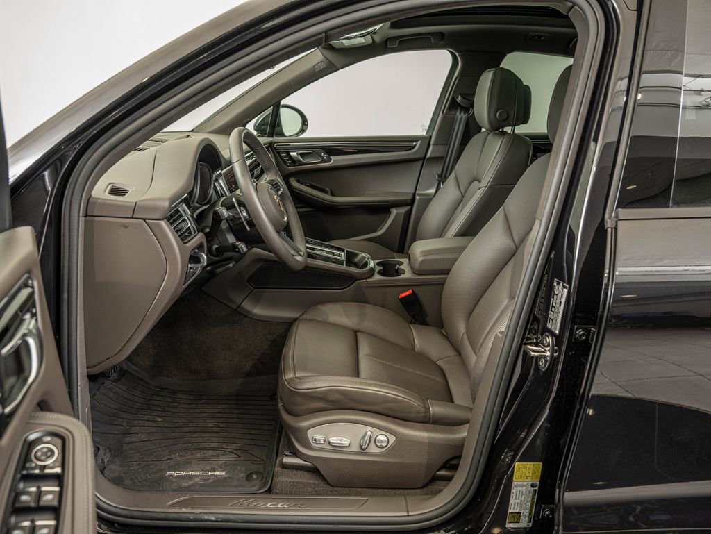 Certified 2025 Porsche Macan AWD/4WD image 5