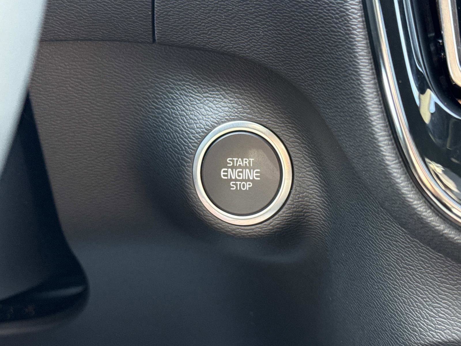 Used 2024 Volvo XC40 B5 Core image 14