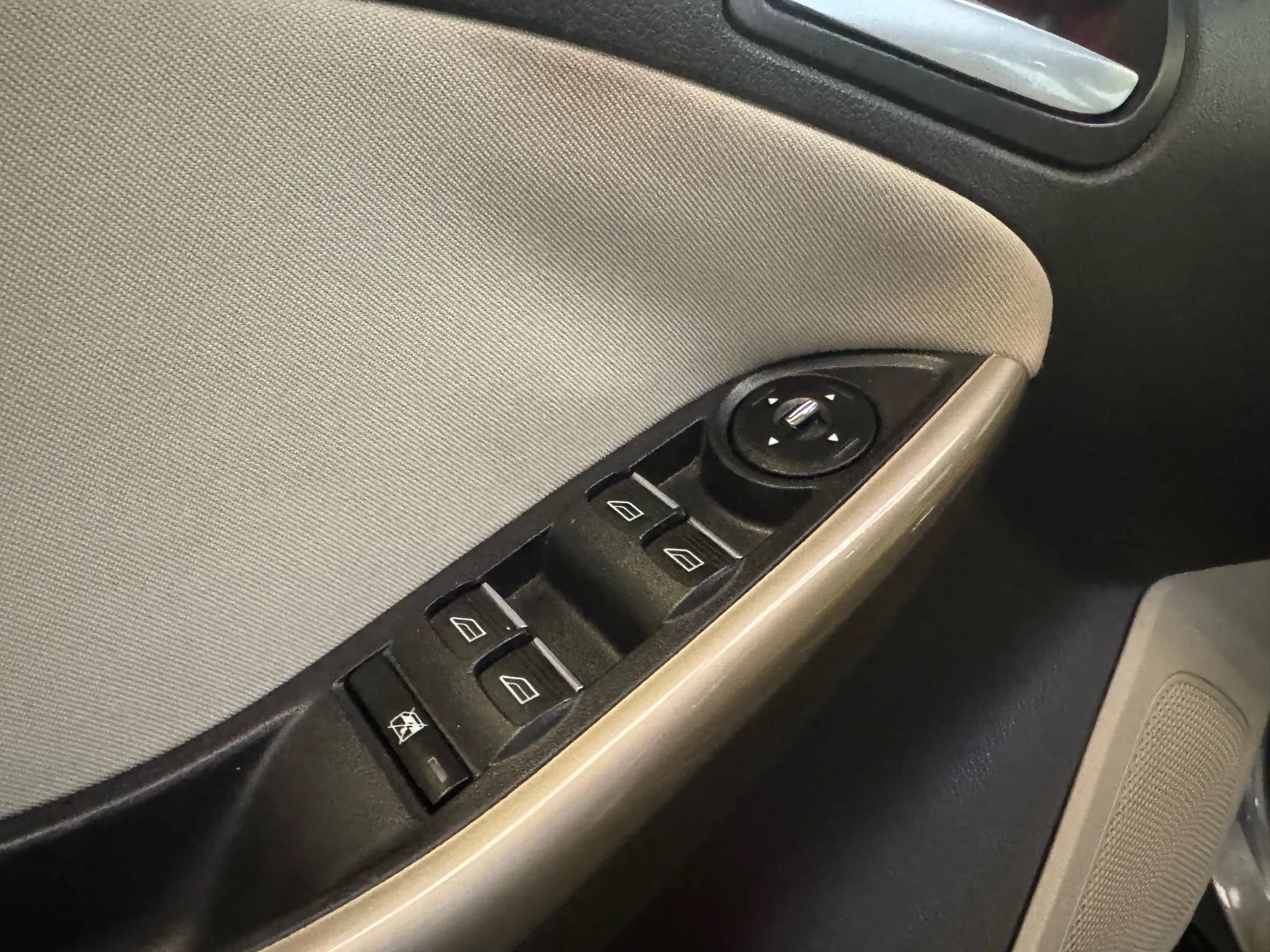 Used 2012 Ford Focus SEL FWD image 9