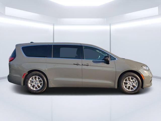 Used 2025 Chrysler Pacifica Select FWD image 2