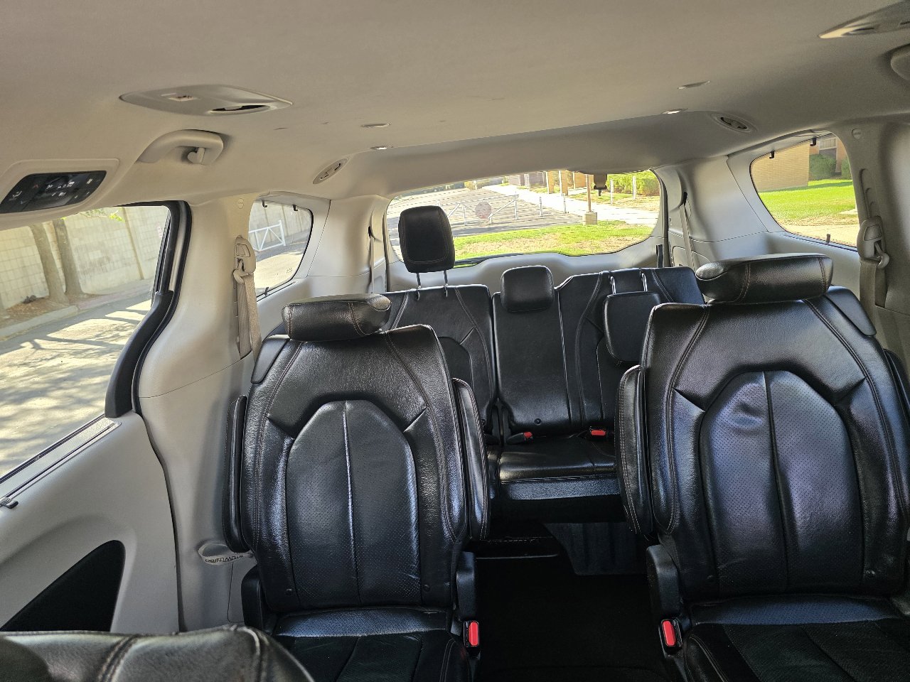 Used 2020 Chrysler Pacifica Touring-L w/ Tire & Wheel Group image 8