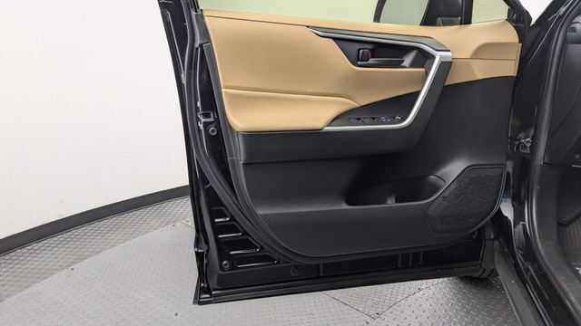 Used 2020 Toyota RAV4 LE image 9