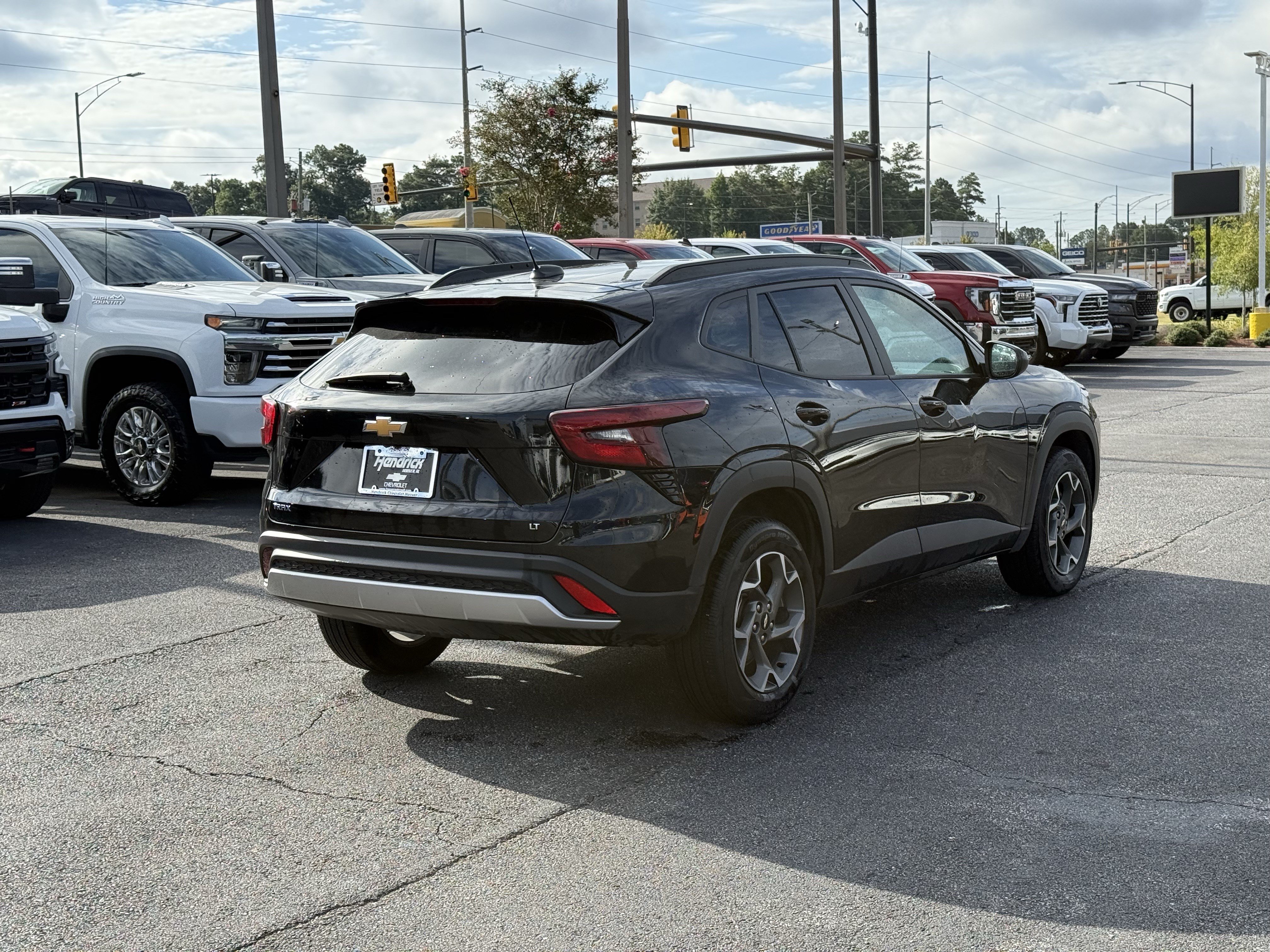 Used 2025 Chevrolet Trax LT w/ LT Convenience Package FWD image 11