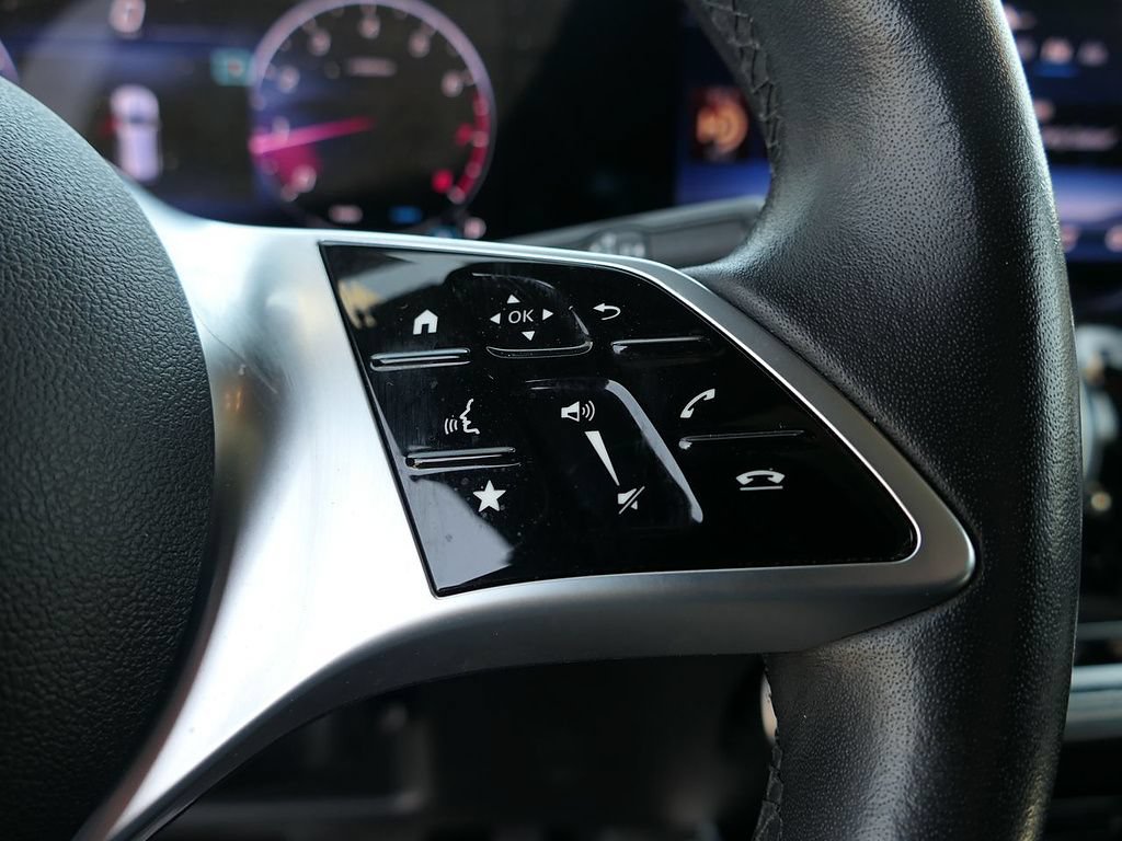 Used 2025 Mercedes-Benz GLB 250 4MATIC image 16