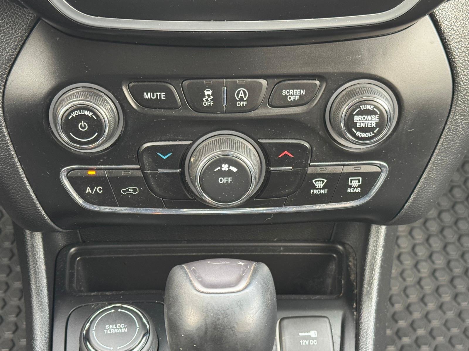 Used 2019 Jeep Cherokee Latitude Plus w/ Cold Weather Group AWD/4WD image 11