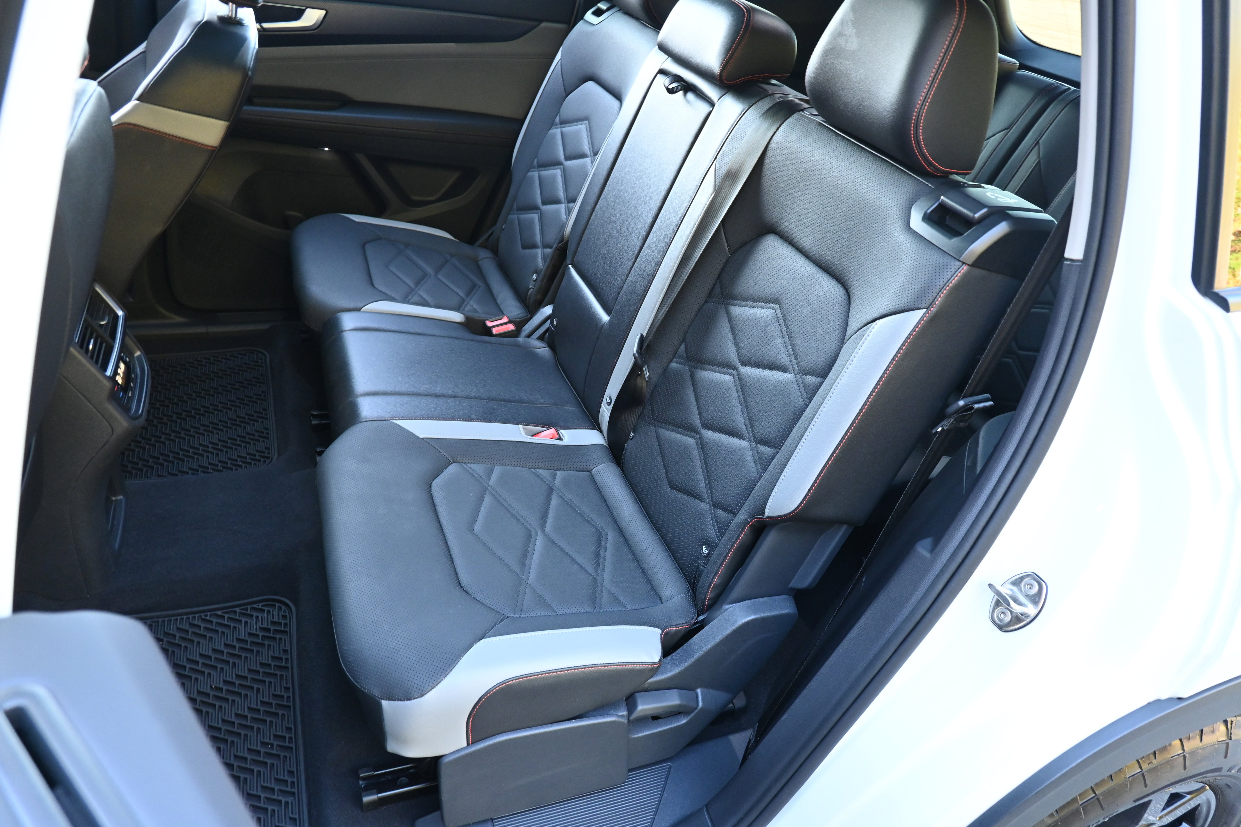Used 2025 Volkswagen Atlas Peak Edition SE image 18