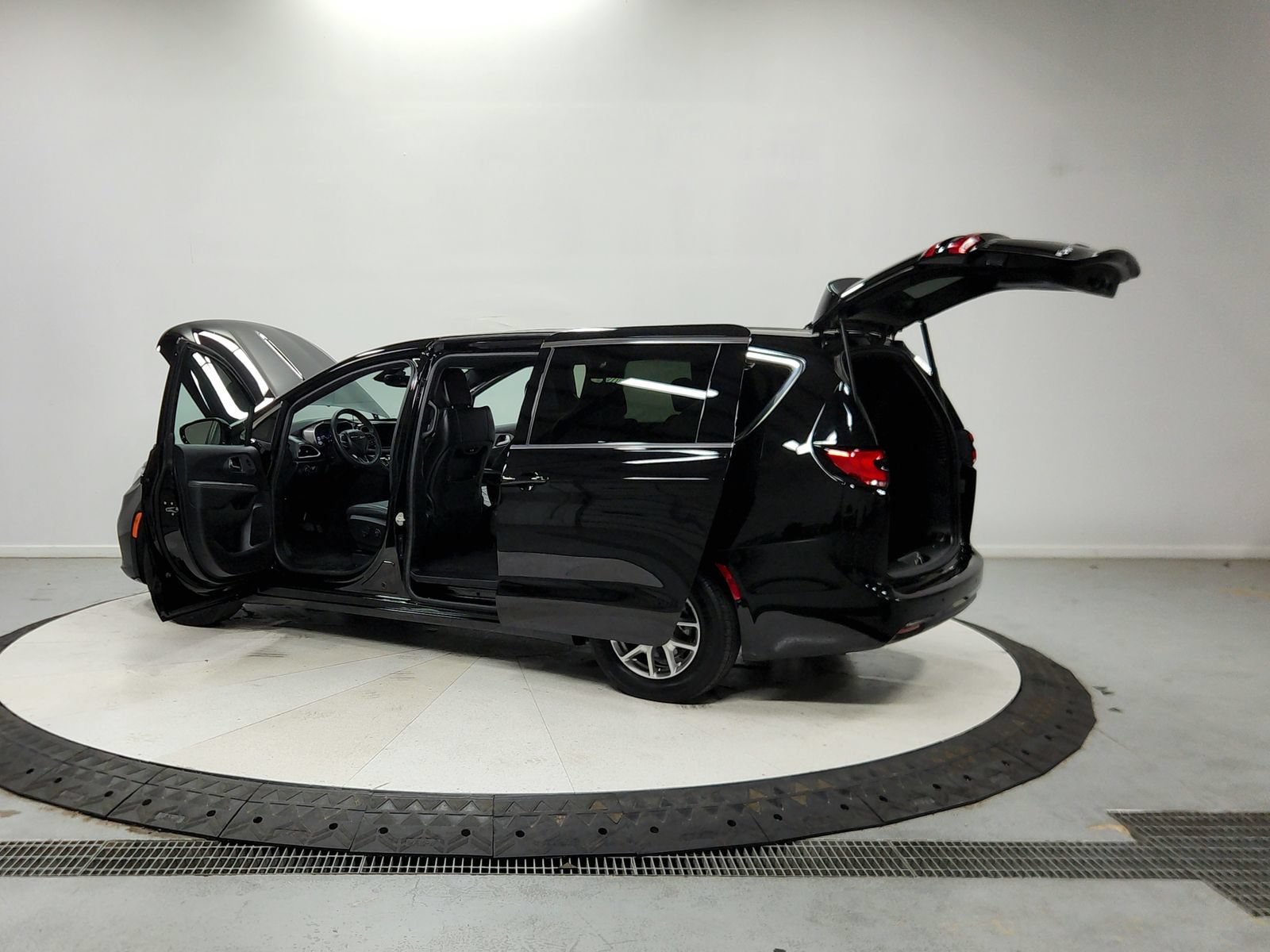 Used 2025 Chrysler Pacifica Select FWD image 14