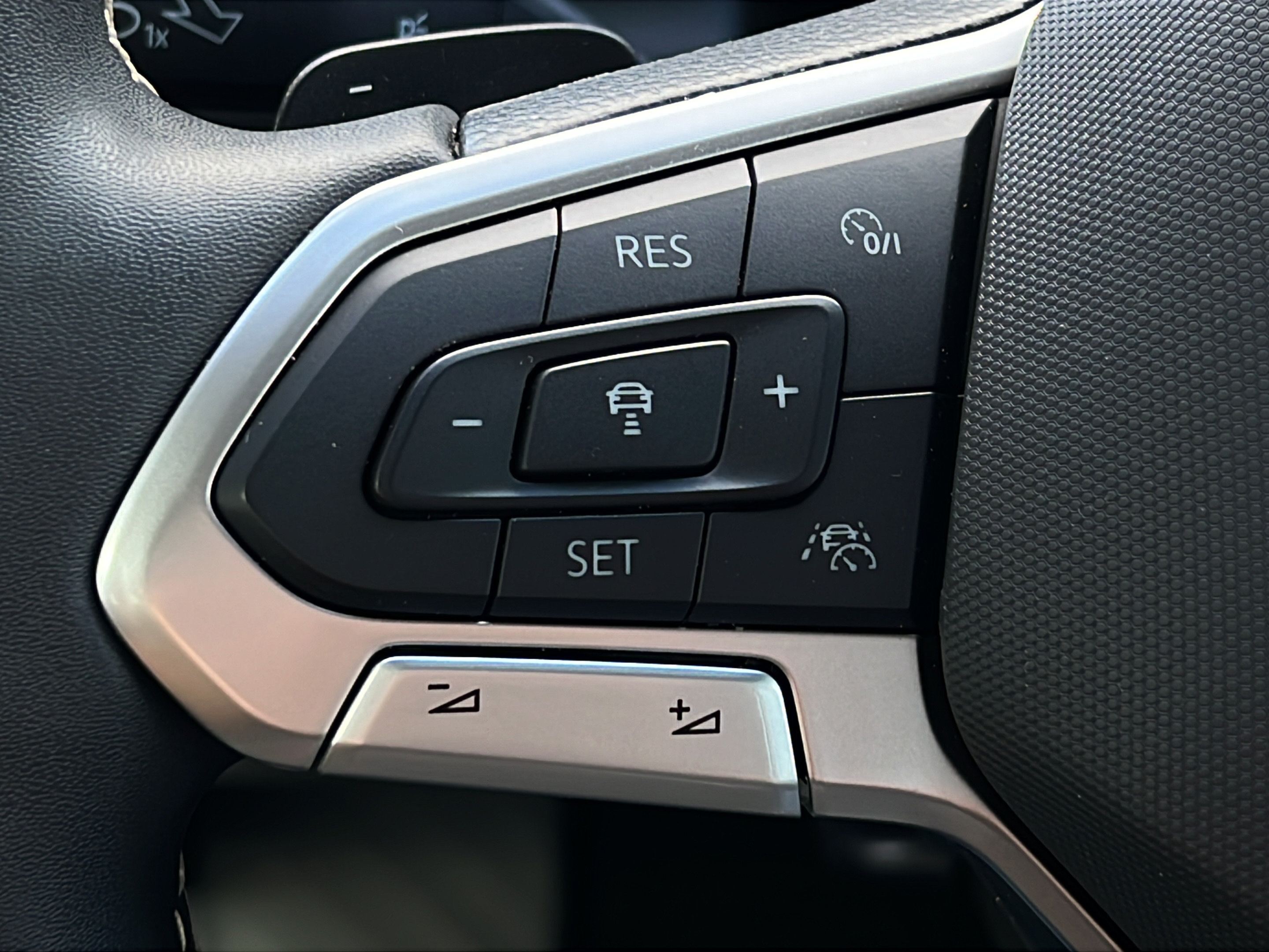 Used 2024 Volkswagen Atlas SE AWD/4WD image 18