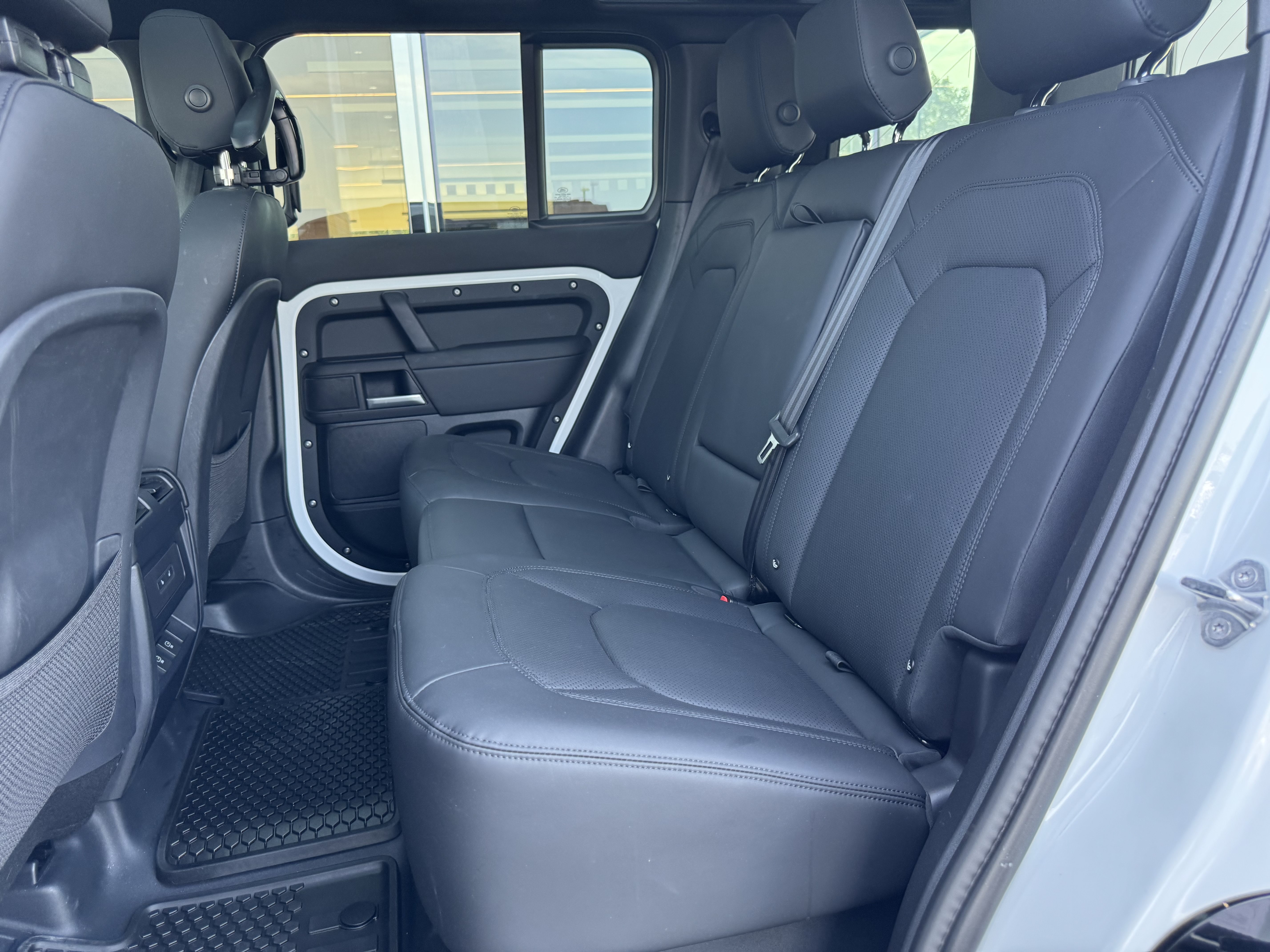 Certified 2025 Land Rover Defender 110 X-Dynamic SE AWD/4WD image 27