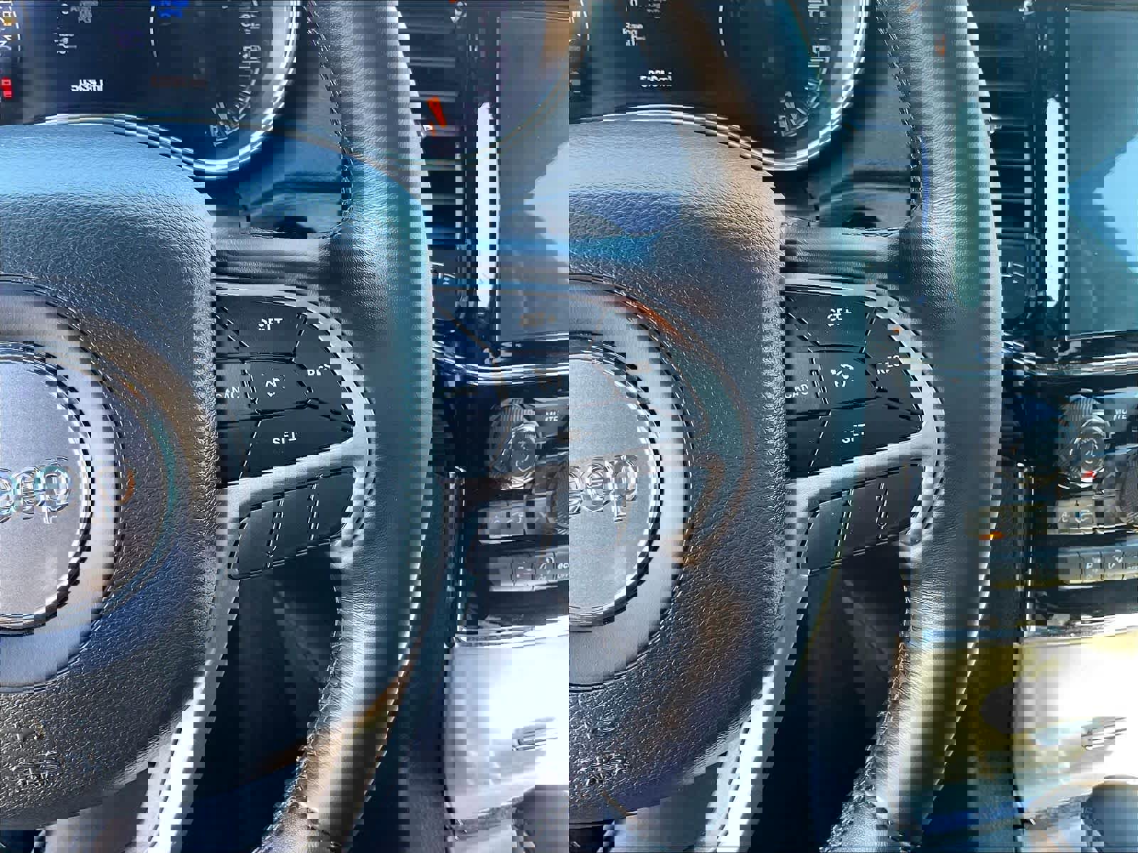 Used 2022 Jeep Grand Cherokee Laredo X image 19