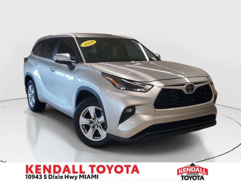 Used 2024 Toyota Highlander LE image 1