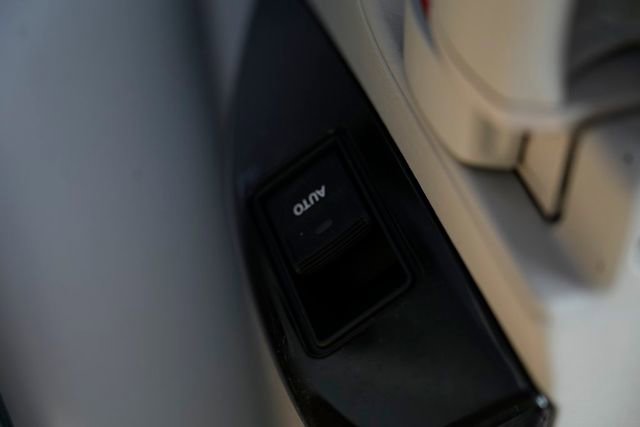 Used 2011 Toyota Sienna image 28