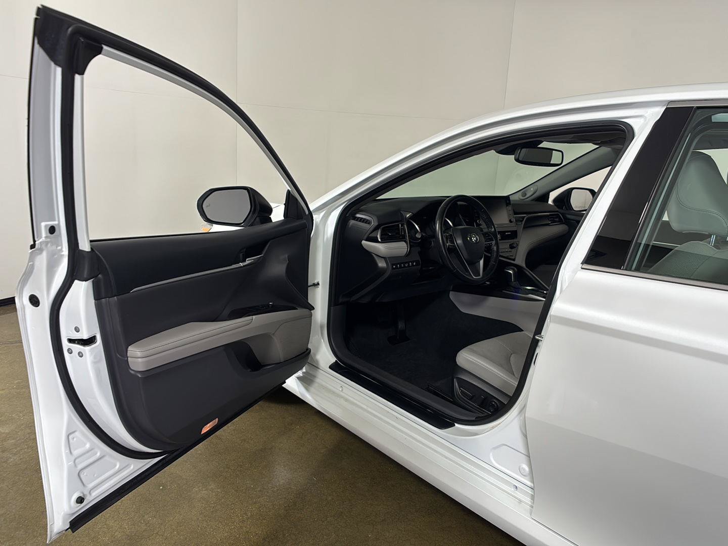 Used 2022 Toyota Camry XLE w/ Navigation Upgrade Package FWD image 2