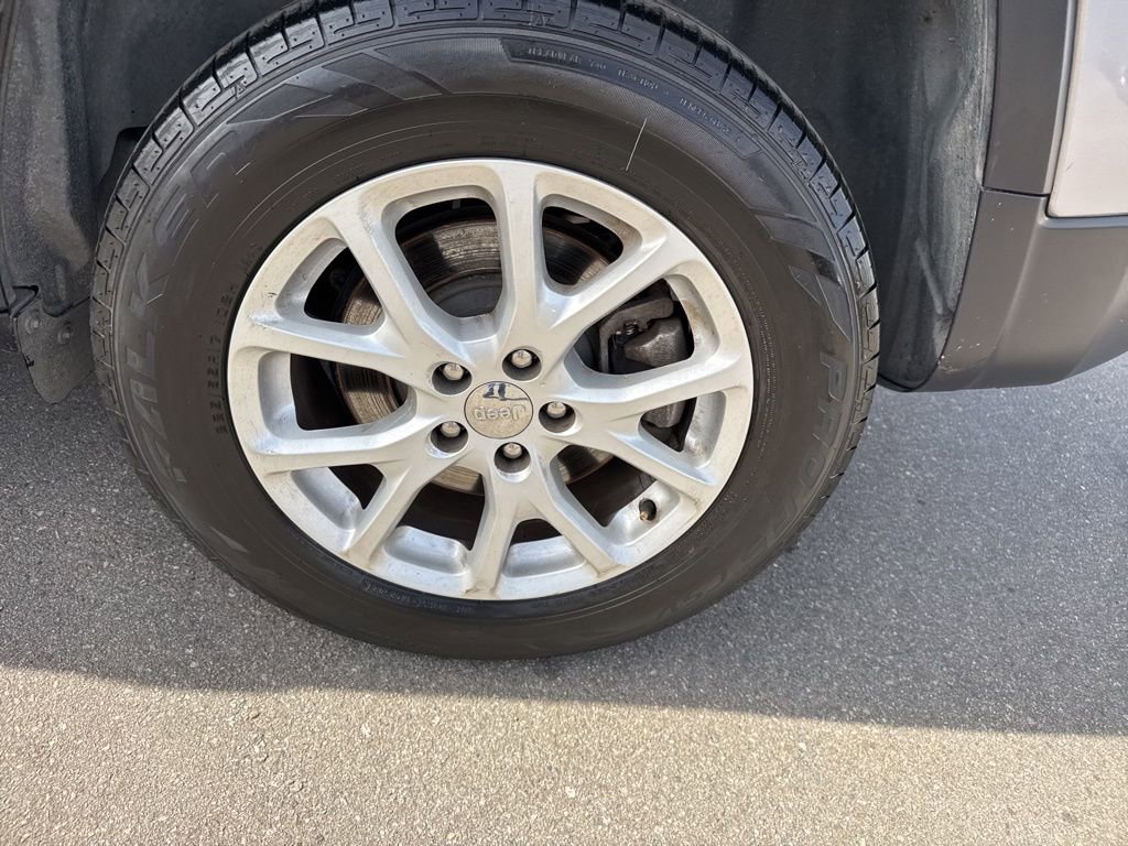 Used 2018 Jeep Cherokee Latitude Plus w/ Comfort/Convenience Group image 8