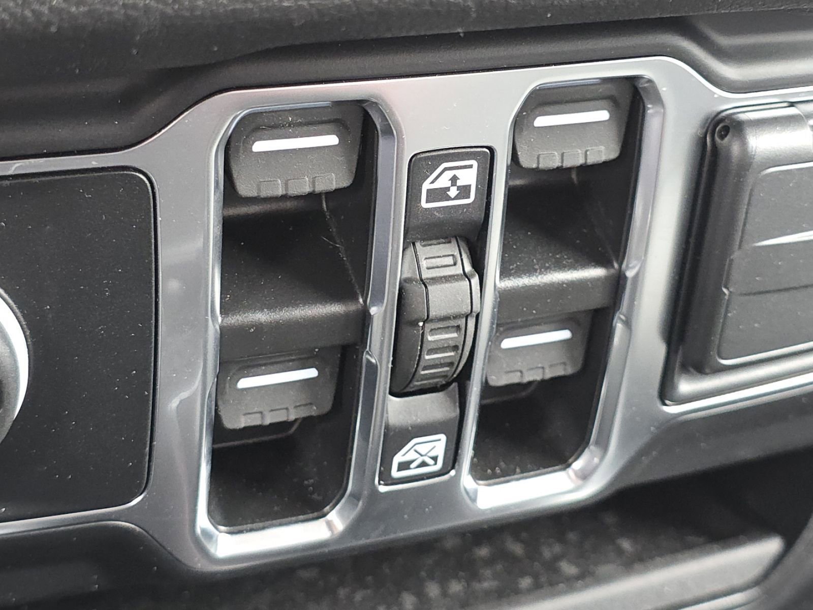 Used 2024 Jeep Wrangler Sport S image 8