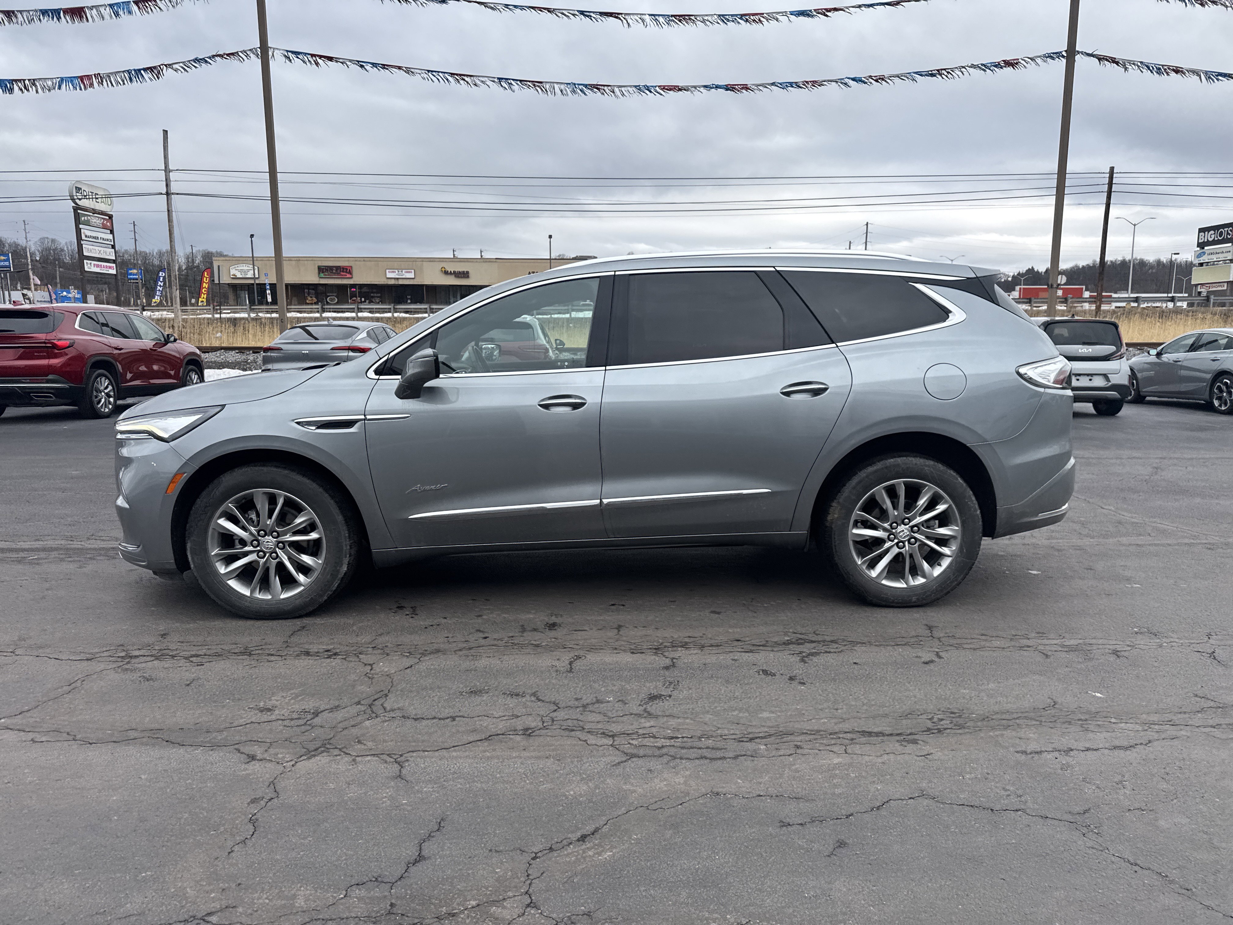 Used 2023 Buick Enclave Avenir image 7