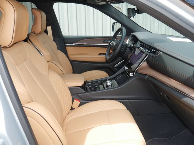Used 2025 Jeep Grand Cherokee L Summit w/ Advanced Protech Group IV AWD/4WD image 32