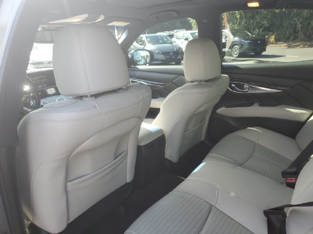 Used 2019 INFINITI Q70 Luxe w/ Sport Package RWD image 8
