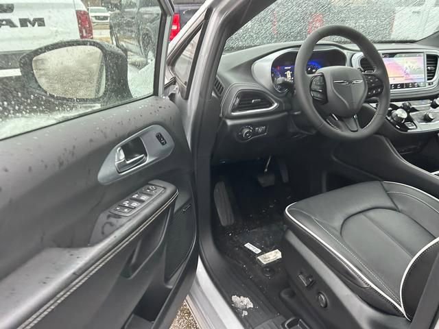 New 2026 Chrysler Pacifica Limited w/ Uconnect Theater Family Group image 9