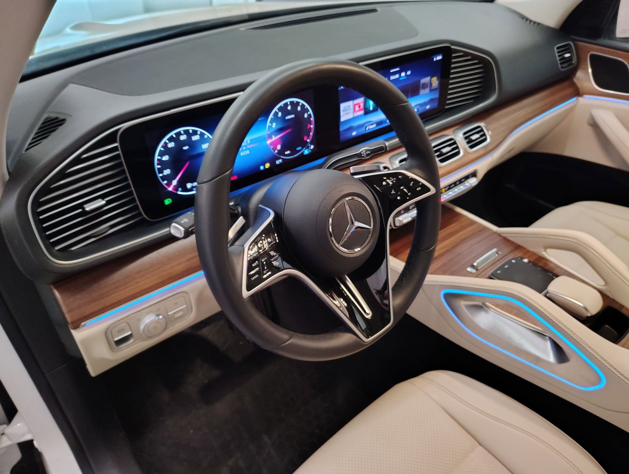 Used 2025 Mercedes-Benz GLE 350 4MATIC image 4