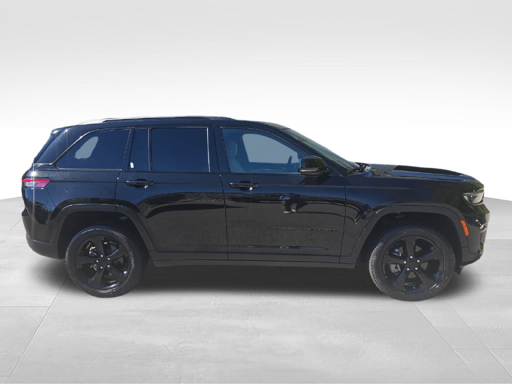 Used 2024 Jeep Grand Cherokee Limited w/ Black Appearance Package AWD/4WD image 7
