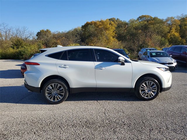 Used 2024 Toyota Venza Limited image 3