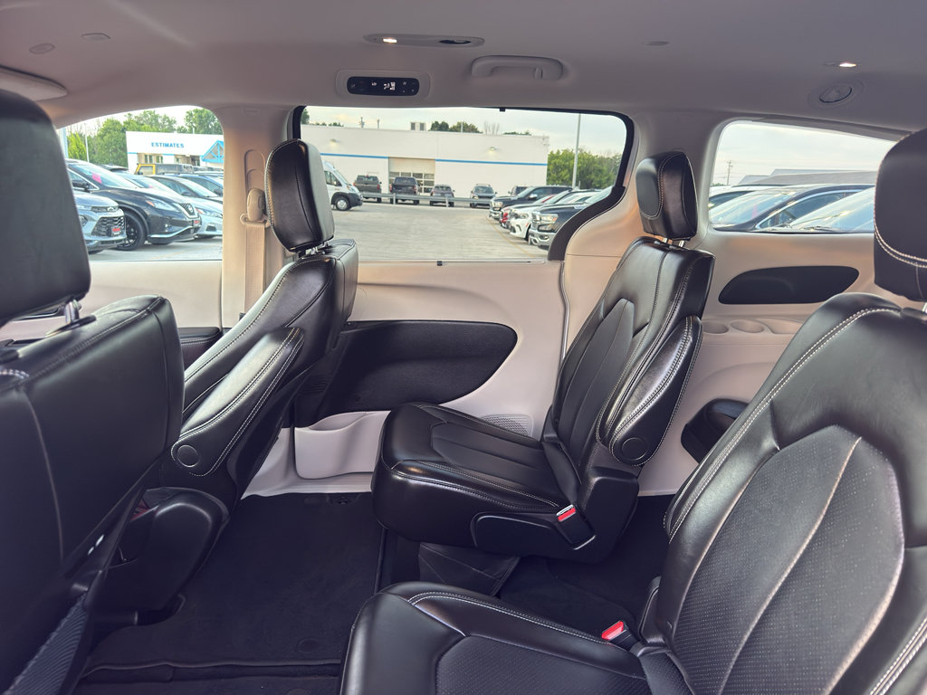 Used 2024 Chrysler Pacifica Touring-L FWD image 27