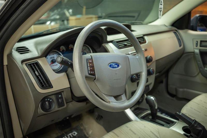 Used 2011 Ford Focus SE image 9