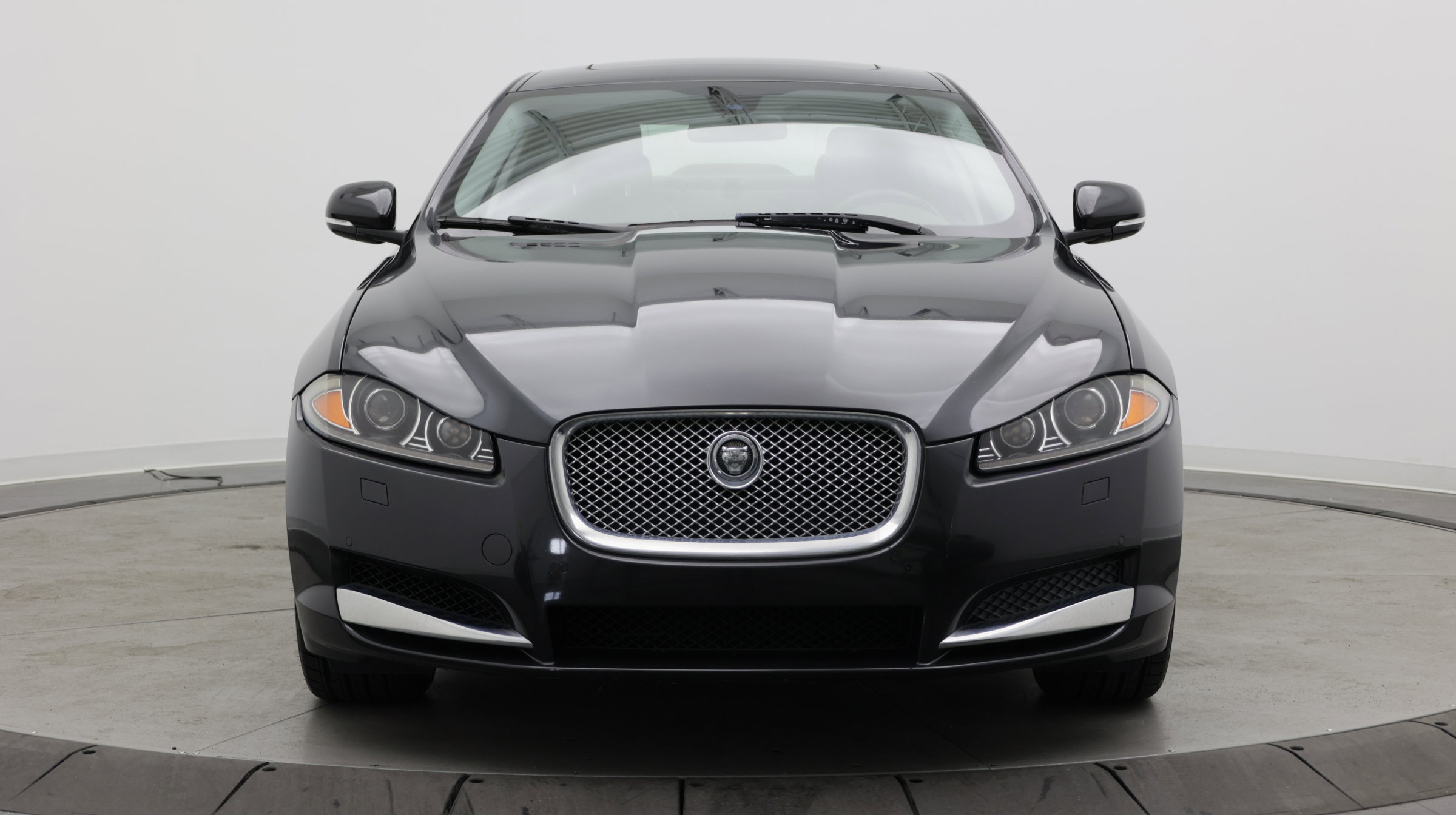 Used 2013 Jaguar XF RWD image 2