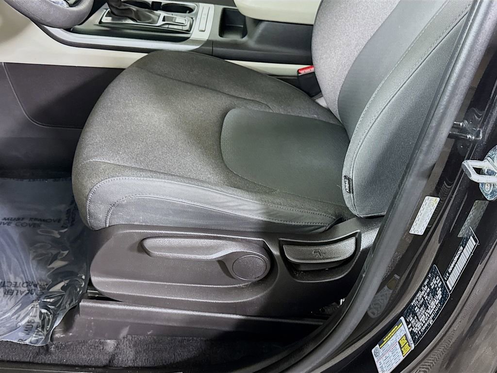 Used 2022 Kia Carnival LX image 23