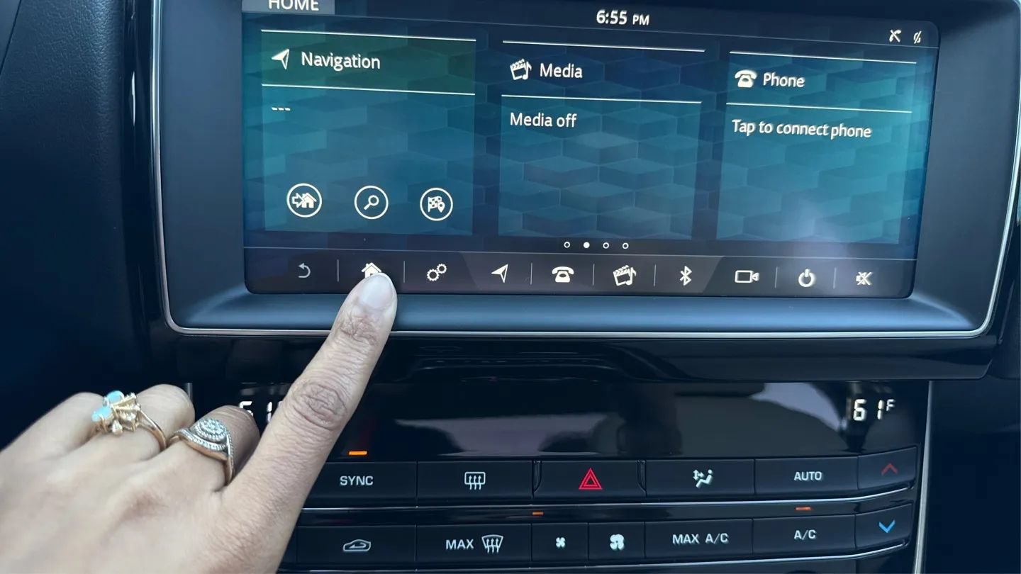 Used 2019 Jaguar XE Premium RWD image 18
