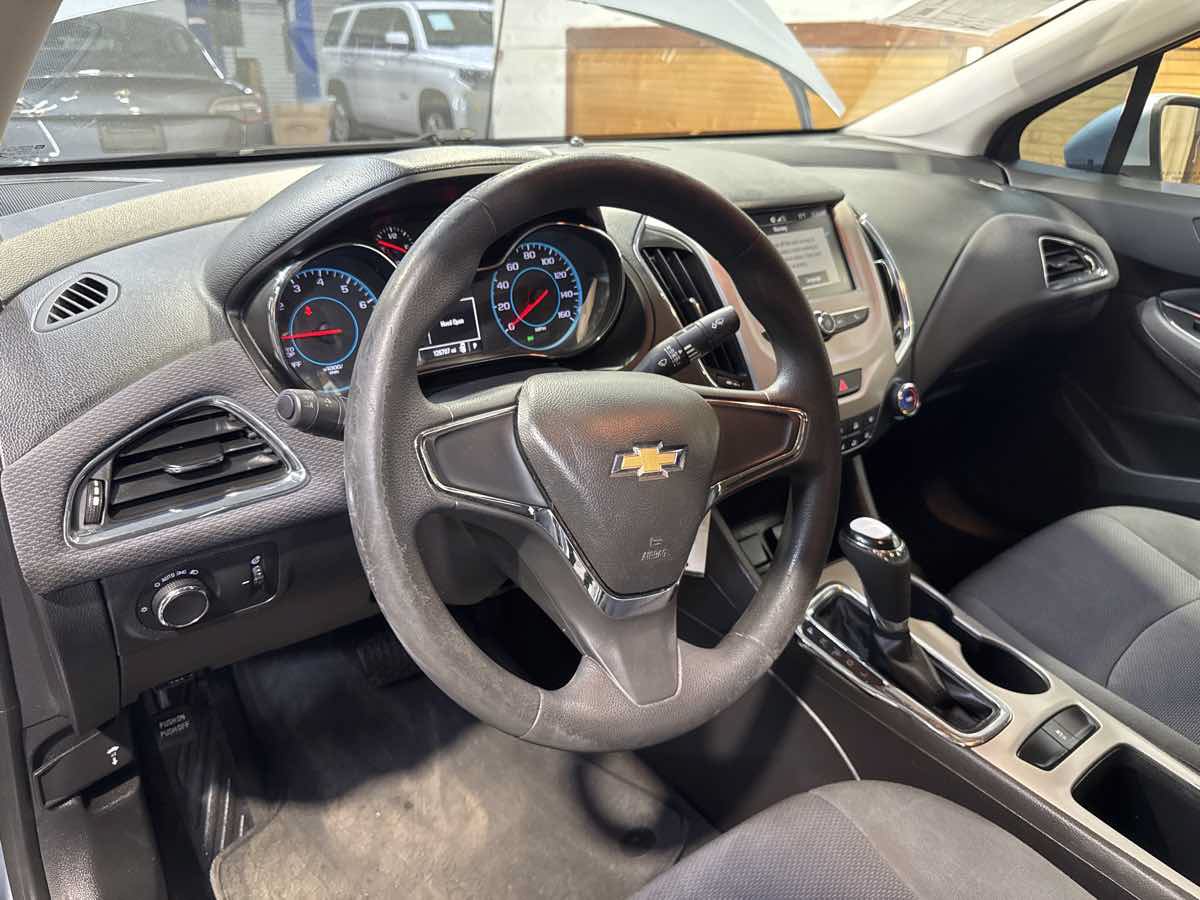 Used 2017 Chevrolet Cruze LS FWD image 17