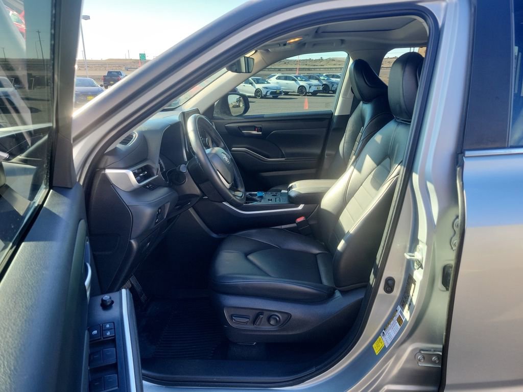 Used 2023 Toyota Highlander XLE image 12