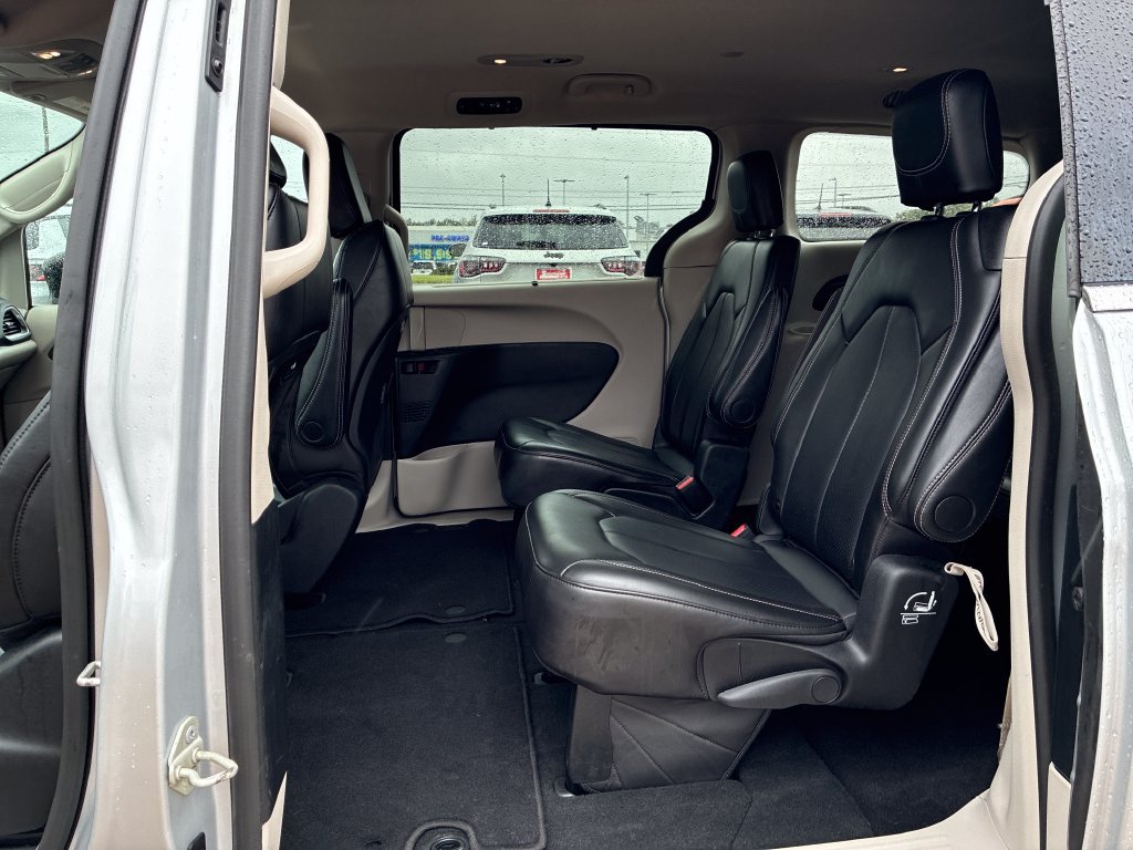 Used 2024 Chrysler Pacifica Touring-L FWD image 18