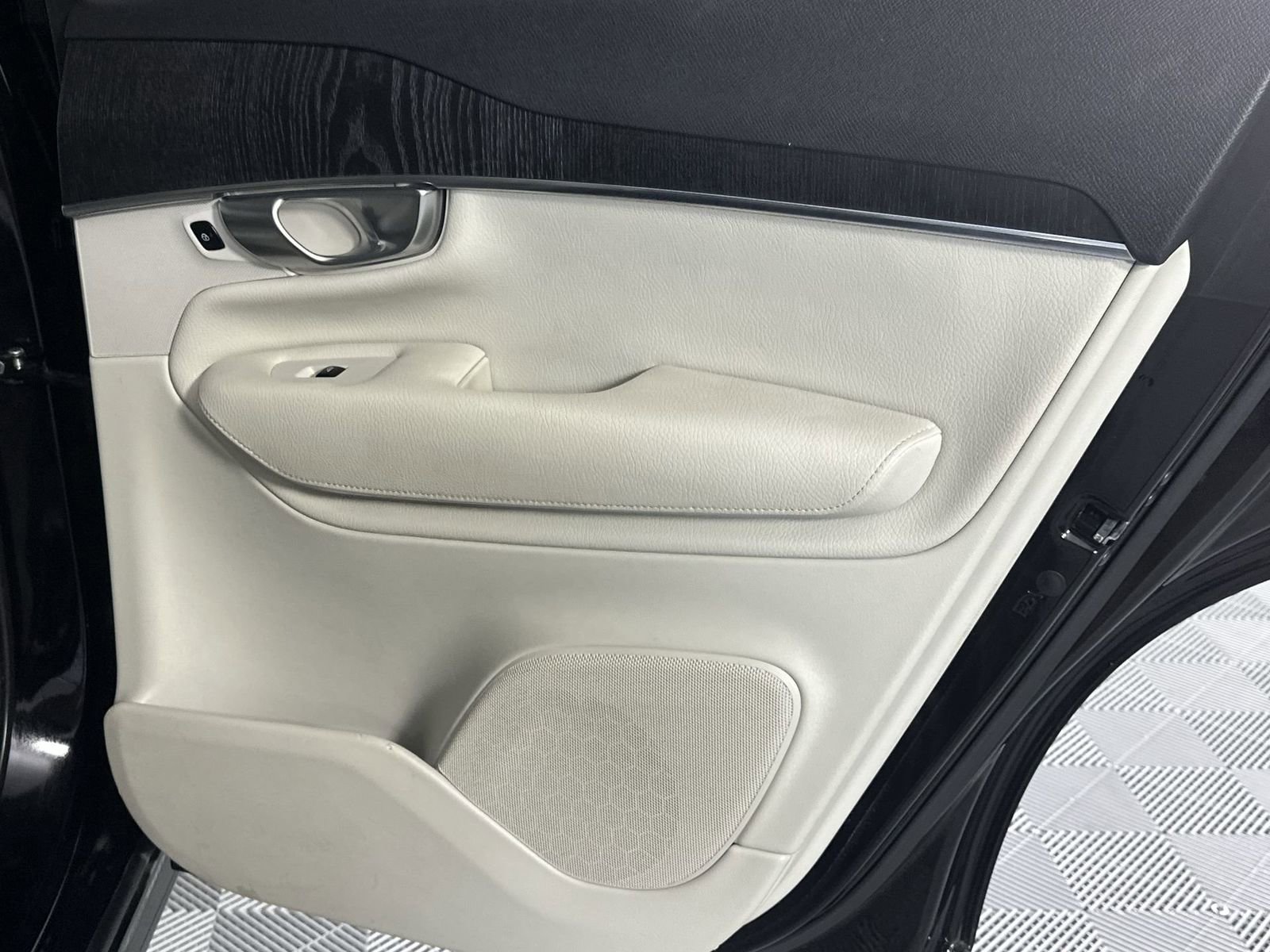 Used 2020 Volvo XC90 T5 Momentum w/ Protection Package Premier FWD image 32