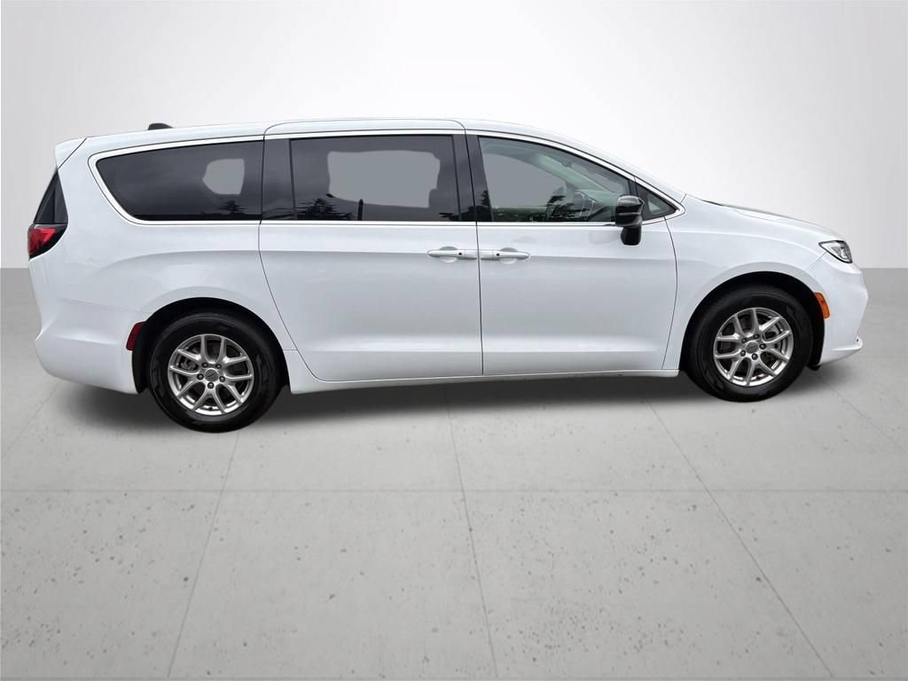 Used 2024 Chrysler Pacifica Touring-L FWD image 5