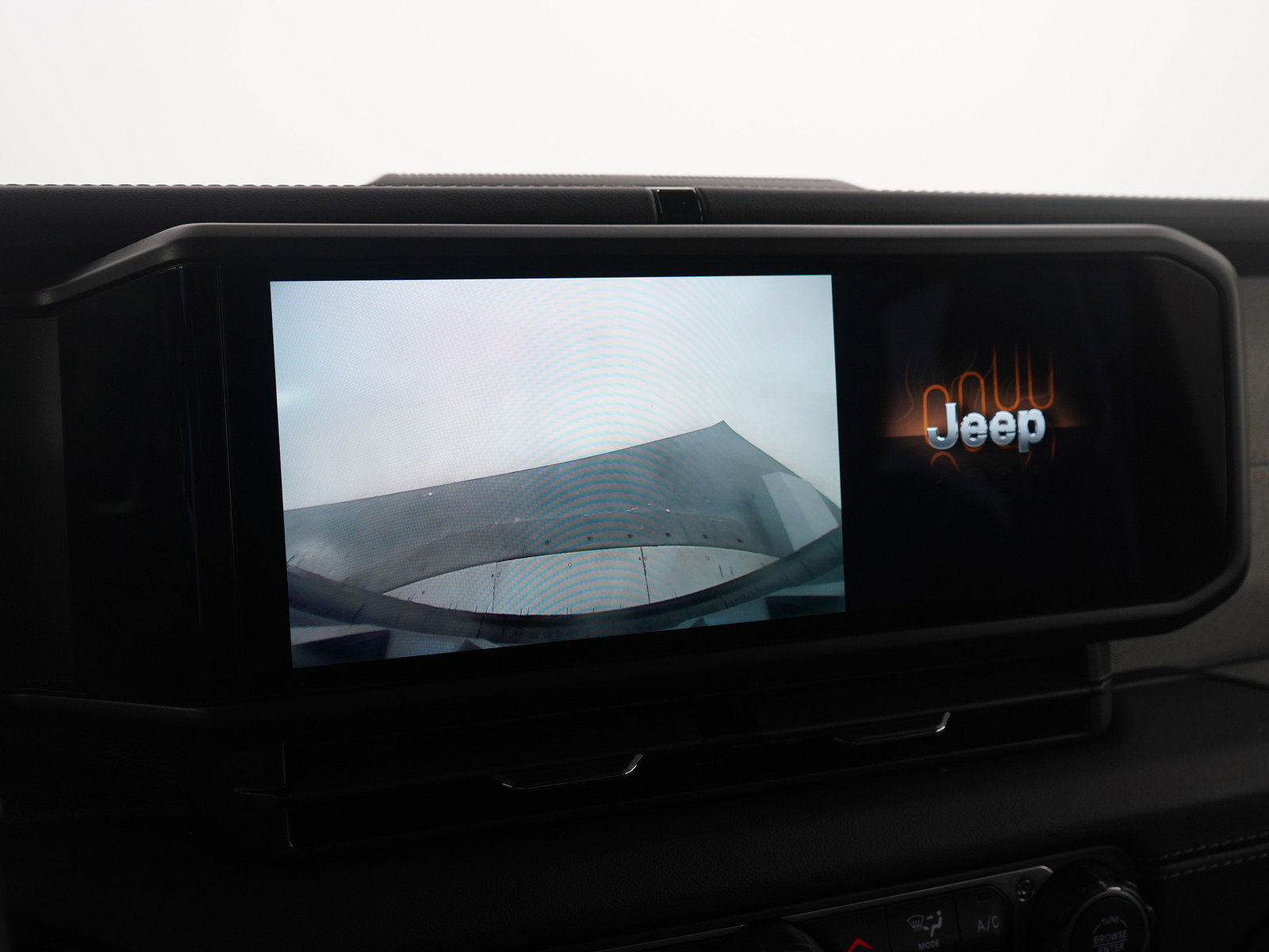 Used 2025 Jeep Wrangler Sahara image 27