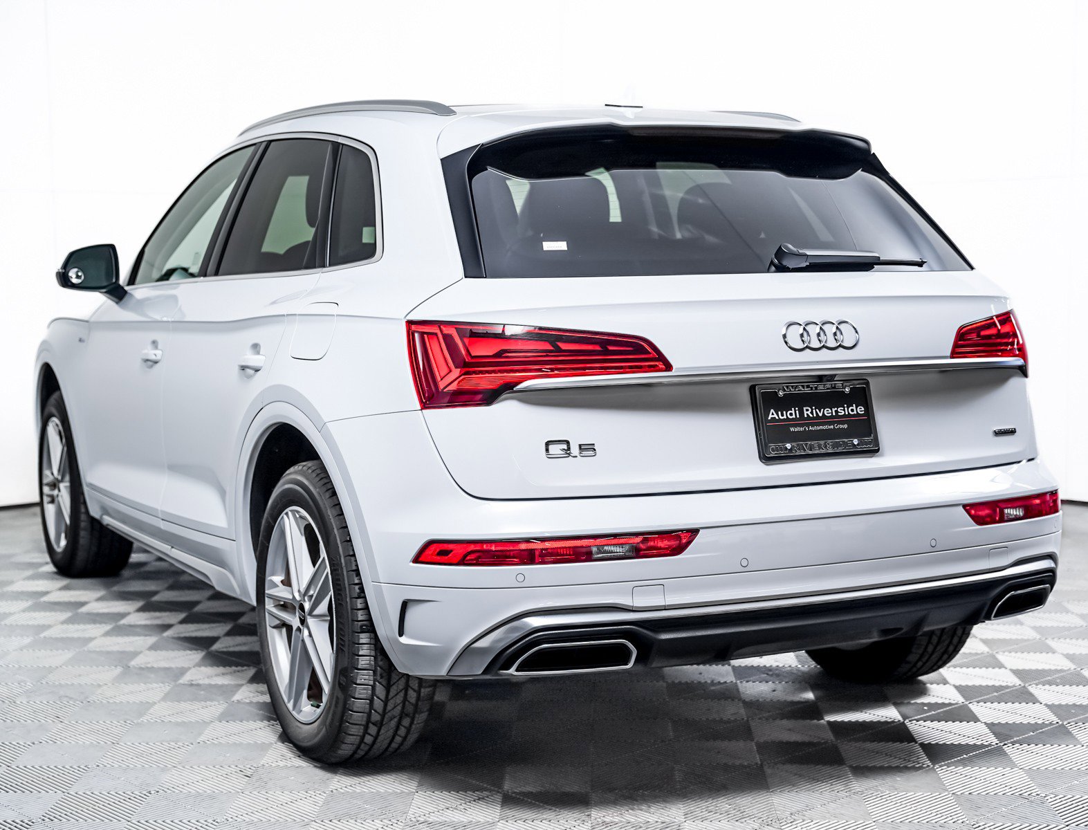 Used 2023 Audi Q5 e Premium w/ Convenience Package AWD/4WD image 2