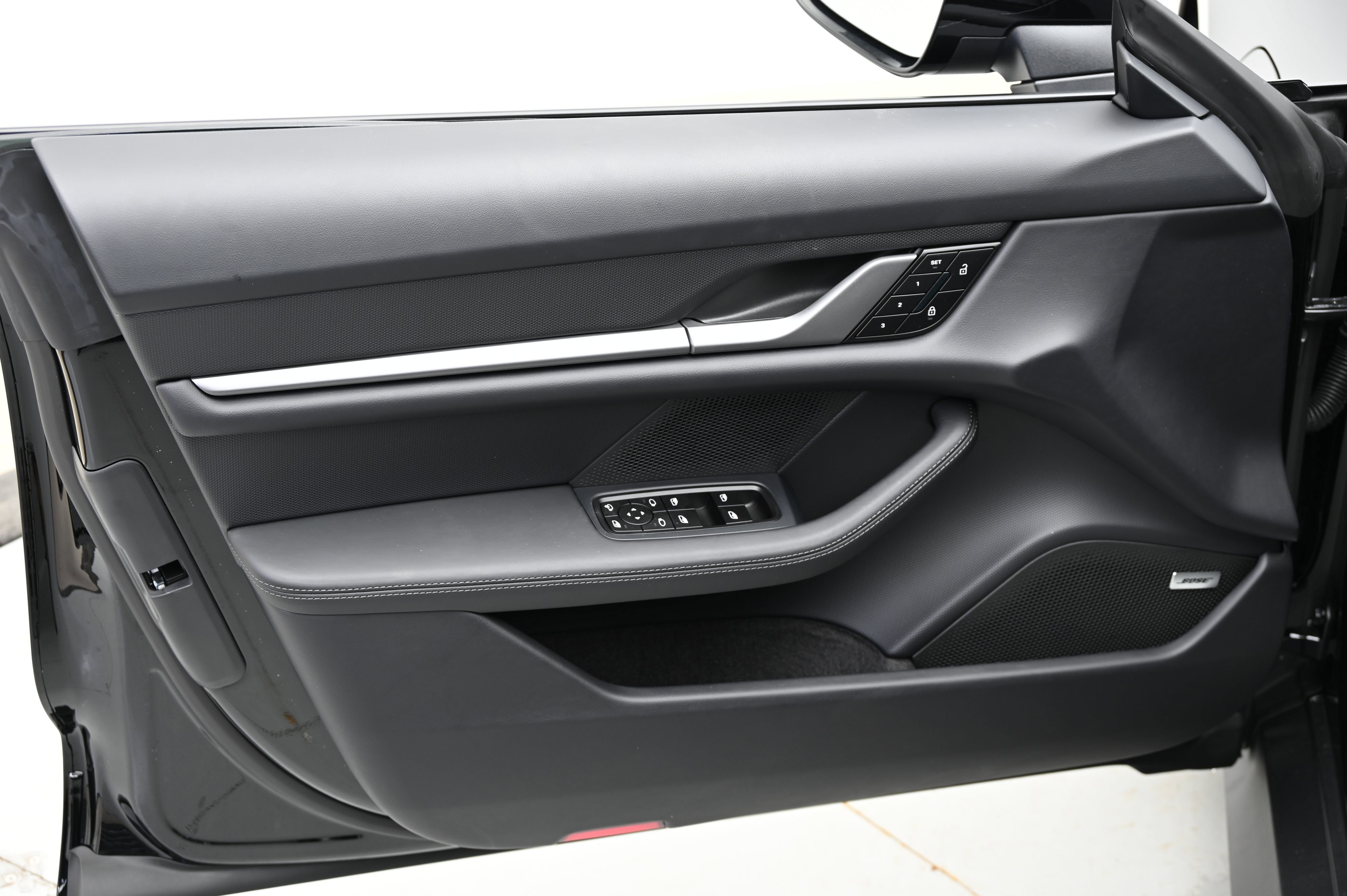 Used 2025 Porsche Taycan image 33