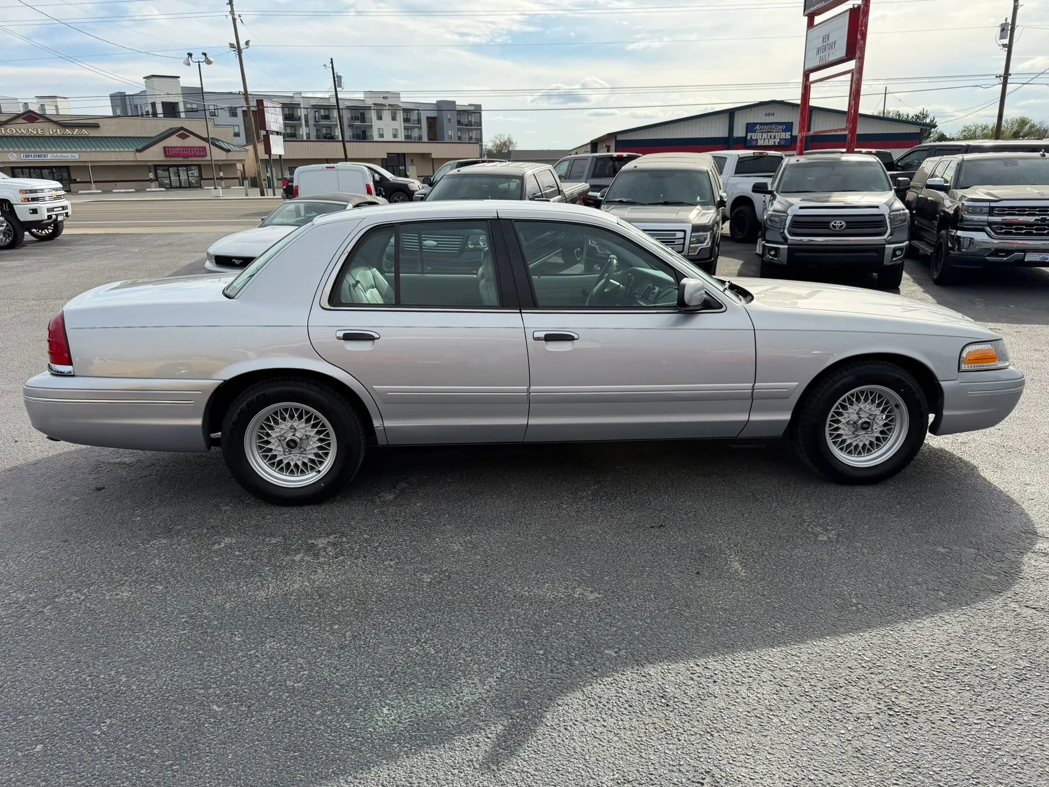 Used 2002 Ford Crown Victoria LX RWD image 6