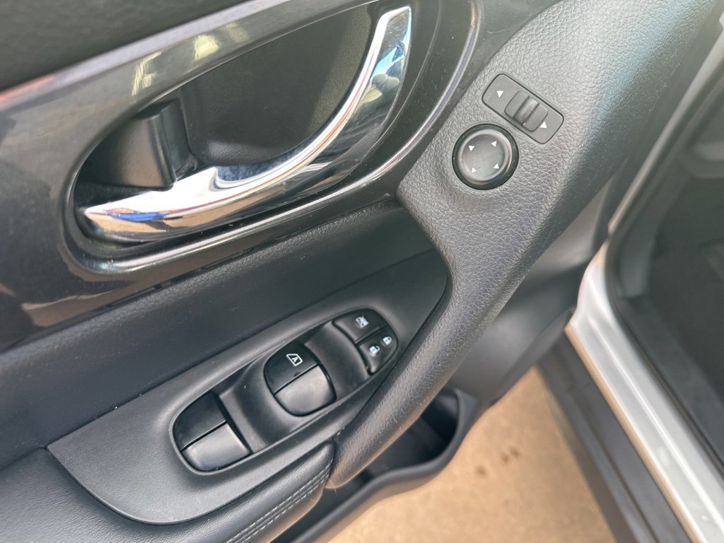 Used 2017 Nissan Rogue S image 17