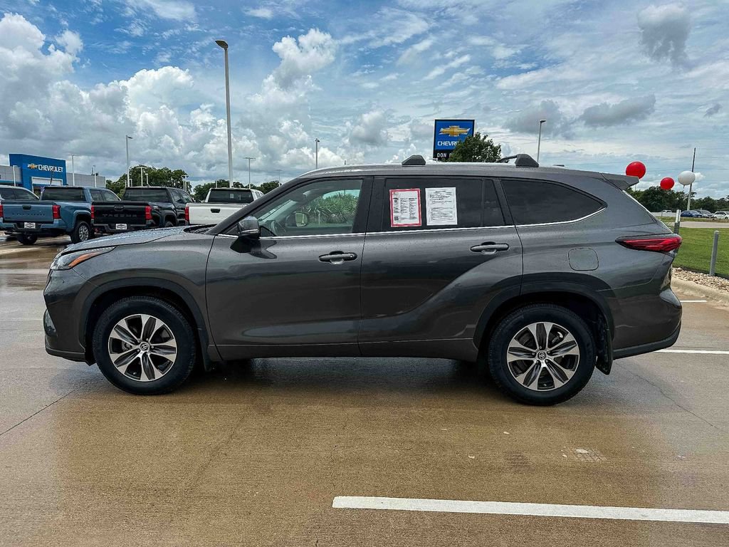 Used 2023 Toyota Highlander XLE AWD/4WD image 6
