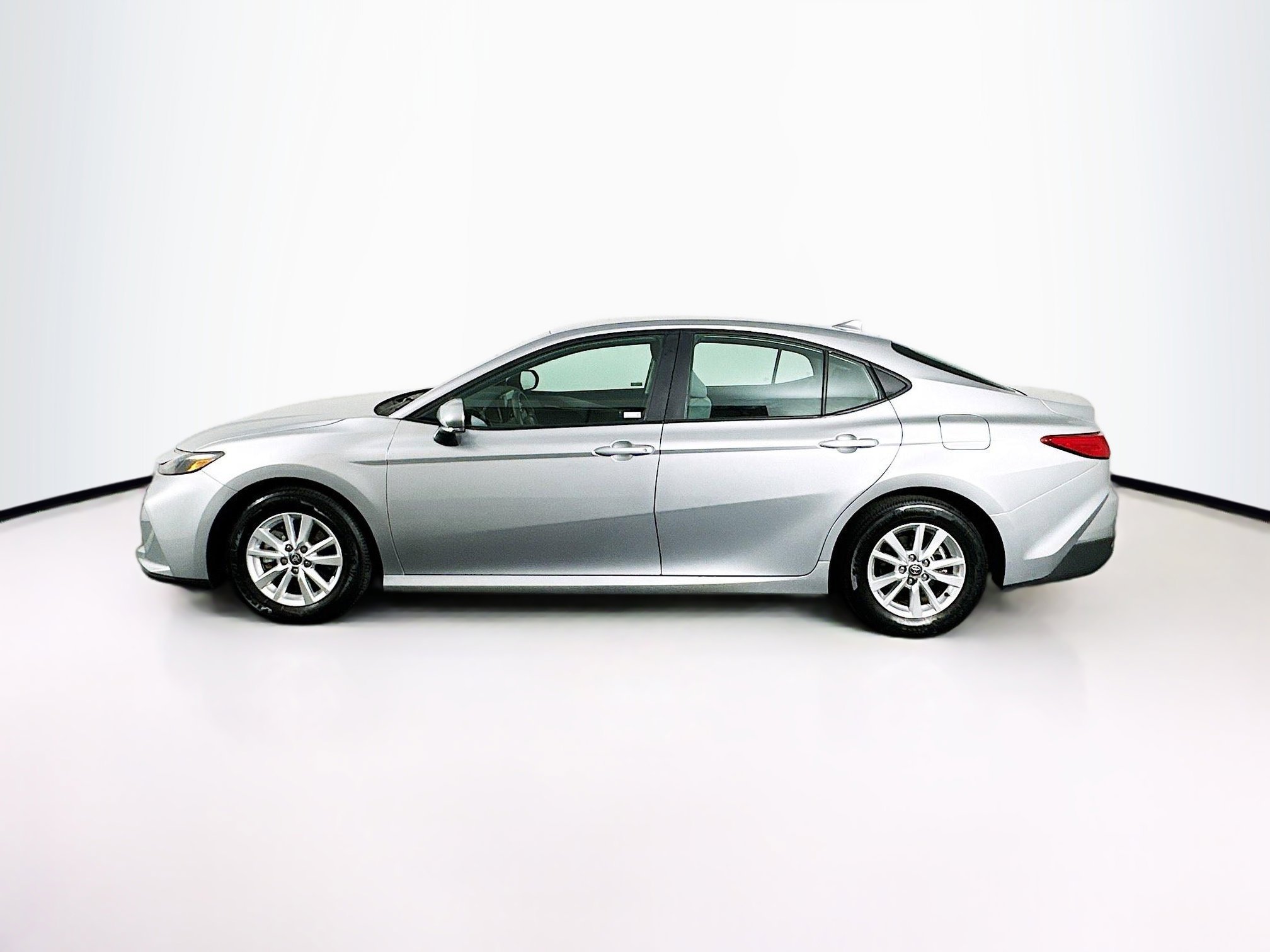 Used 2025 Toyota Camry LE image 4